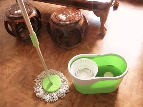 保洁:家中拖把脏臭难清洗,家政阿姨来支招,再脏的拖把也能洁净如新(图3)
