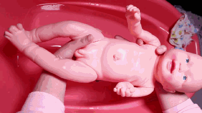 长沙月嫂动图详解：宝宝标准洗澡流程，这么洗不着凉！(图10)