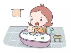 长沙月嫂动图详解：宝宝标准洗澡流程，这么洗不着凉！