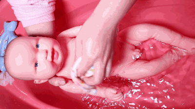 长沙月嫂动图详解：宝宝标准洗澡流程，这么洗不着凉！(图11)