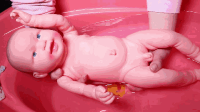 长沙月嫂动图详解：宝宝标准洗澡流程，这么洗不着凉！(图15)