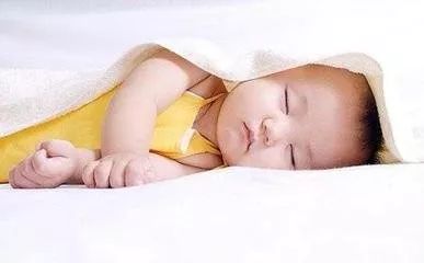 宝宝睡觉姿势;奶睡影响宝宝健康？这些好处宝妈不知道(图1)