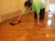 家政阿姨：用家政阿姨的方法原来洗干净地板这么容易(图1)