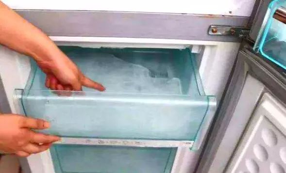 冰箱结冰，难清理？家政大姐支招，戳下“小开关”，不结冰更省电(图1)