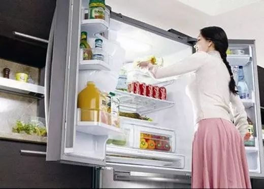 家政阿姨提醒，冰箱上别放这“3物”，省得白交几个月电费(图1)