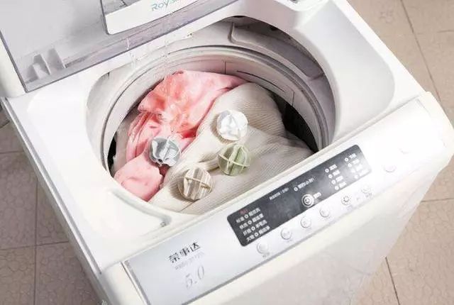保洁:洗衣服把卫生纸一起洗了？不必重洗，去除不费劲(图1)