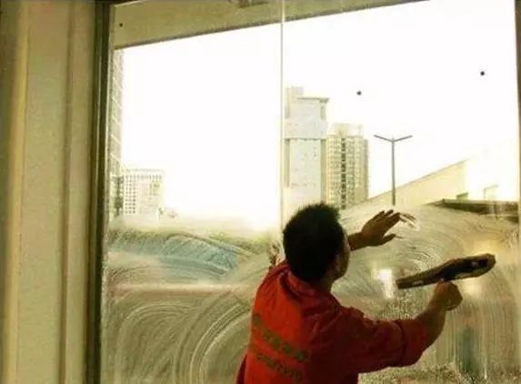 「怎样擦玻璃」:窗户擦完还有脏水印？学会了干净又省钱(图2)